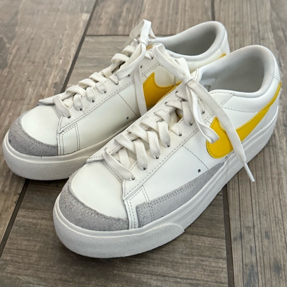 Nike Women’s Blazer Low Platform Sneaker size 8.5 - Picture 3 of 11